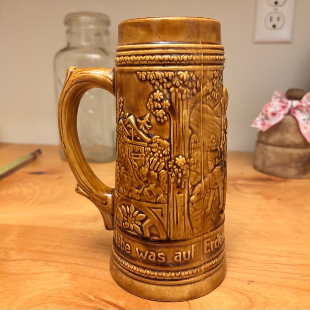 German-style Ceramic Beer Stein Es Lebe was auF Erden stolziert in grüner Prachh